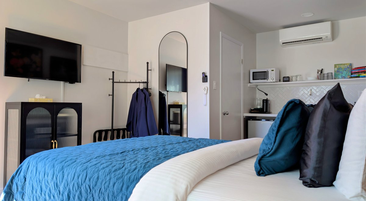 Queen Kitchenette room at Ocean View Terrace Inn featuring queen bed and full kitchenette with fridge, microwave, and cooktop, Hampton Bays, NY